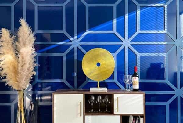 Navy blue high-gloss accent wall with a mirror-like finish, complemented by matte trims, in a high-gloss painted room.